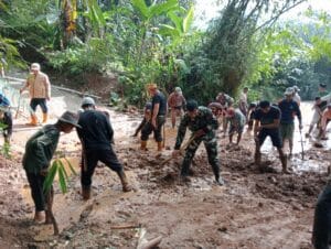 Akses Jalan Jamberama–Selajambe Lumpuh Total Akibat Longsor, Mobil Tak Bisa Lewat