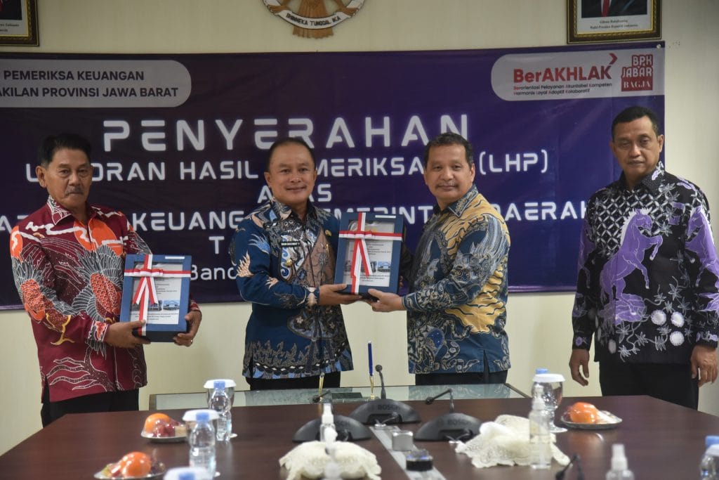 Bupati Kuningan menerima opini WDP dari BPK RI atas LKPD 2024 di Bandung
