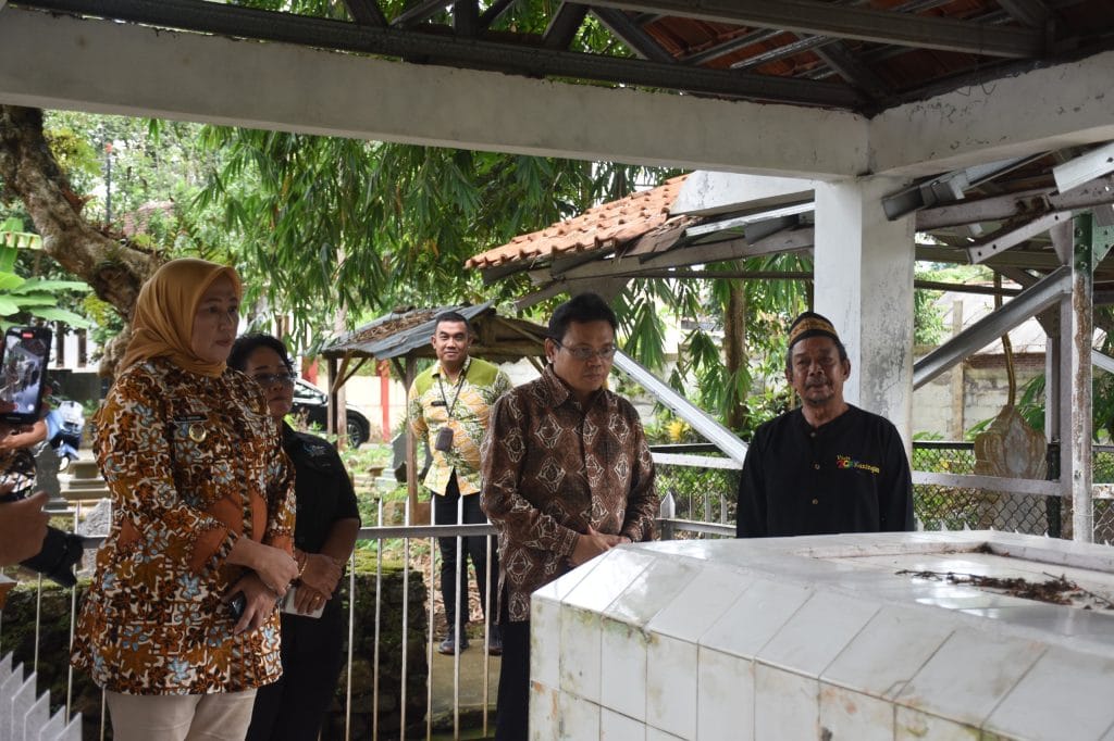 Dirjen Perlindungan Kebudayaan meninjau Gedung Linggarjati bersama Wakil Bupati Kuningan
