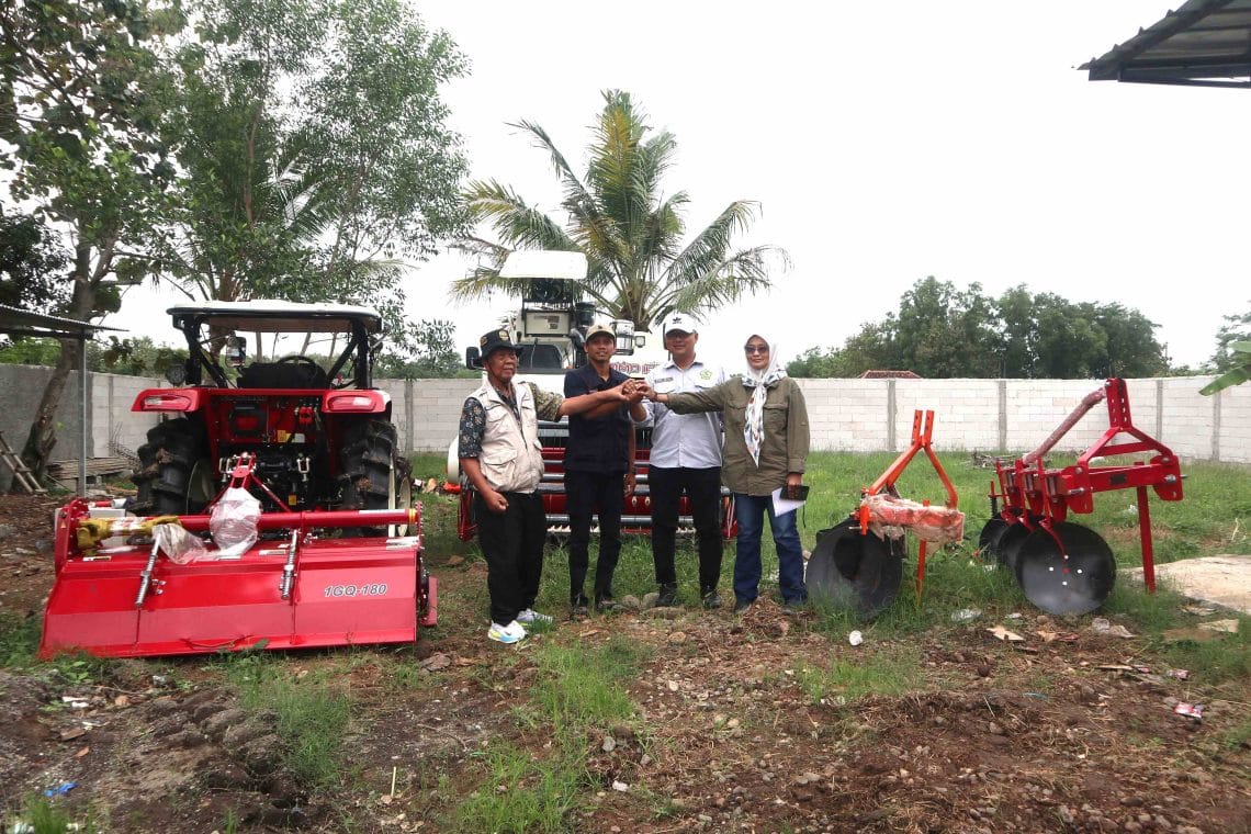Wildan, petani muda asal Cihirup, Kuningan, saat diverifikasi tim penilai dari Provinsi Jawa Barat
