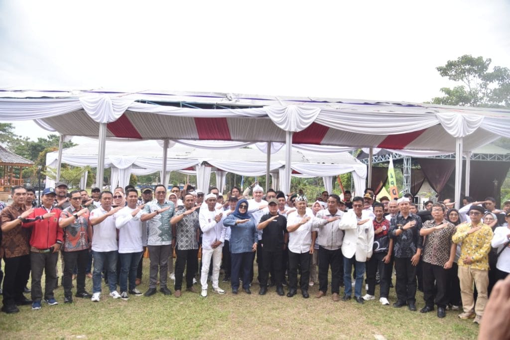 Bupati Kuningan membuka PORDES II 2025 bersama perangkat desa di Bumi Perkemahan Sakerta Timur