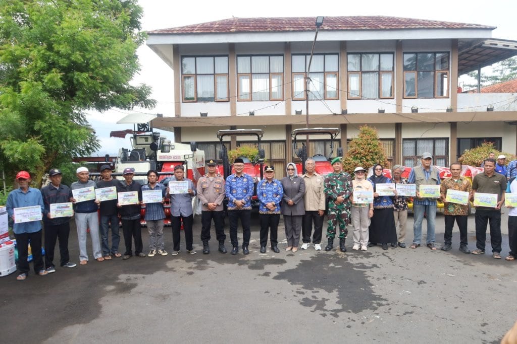 Pemkab Kuningan Salurkan Puluhan Alsintan dan Benih Padi