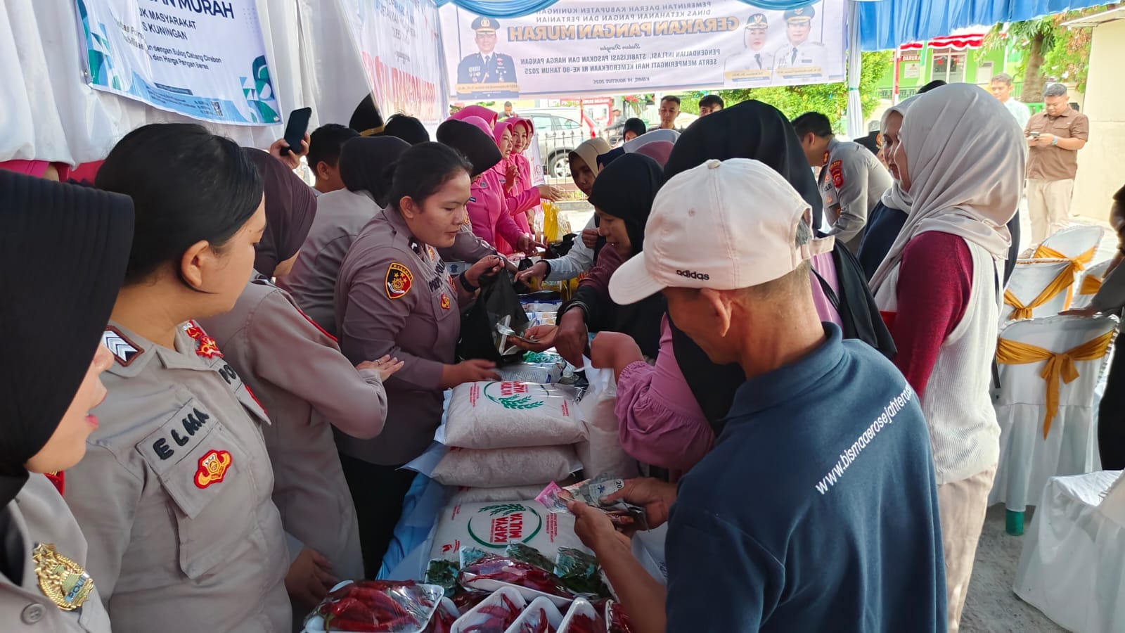 Polres Kuningan Hadirkan Sembako Murah